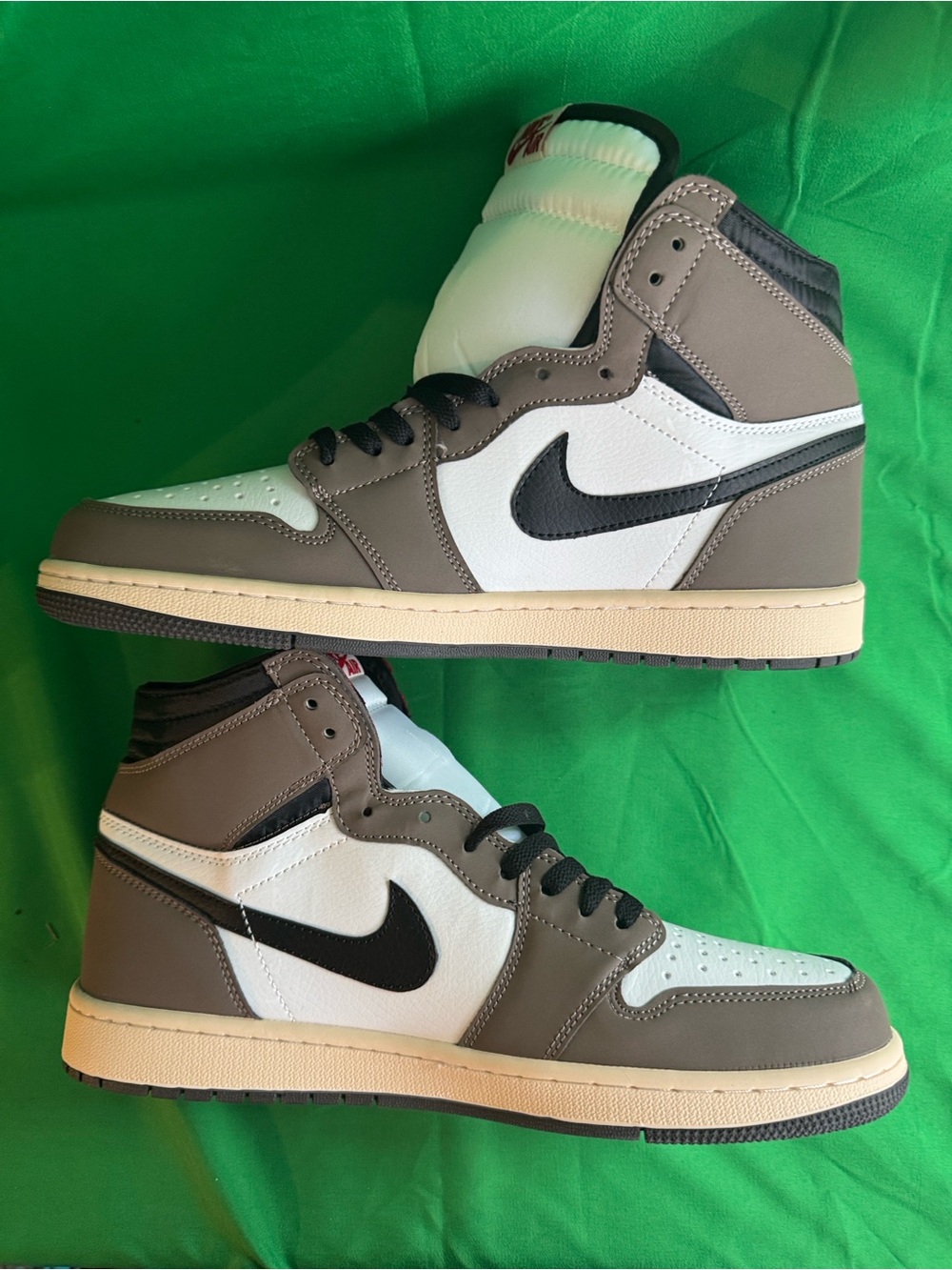 New! Travis Scott x Air Jordan 1 Retro High OG 'Mocha', a highly sought collab! - Picture 4 of 9